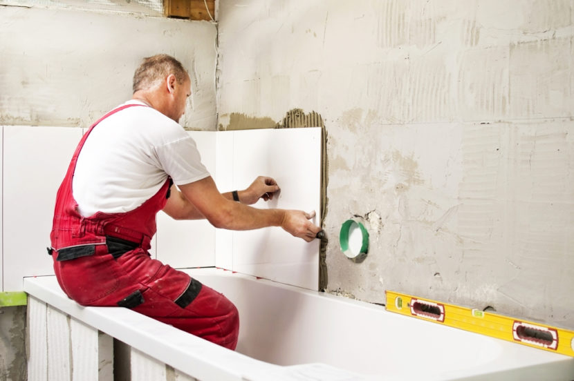 Rénovation de salle de bain : faire appel à un professionnel ou le faire soi-même ?